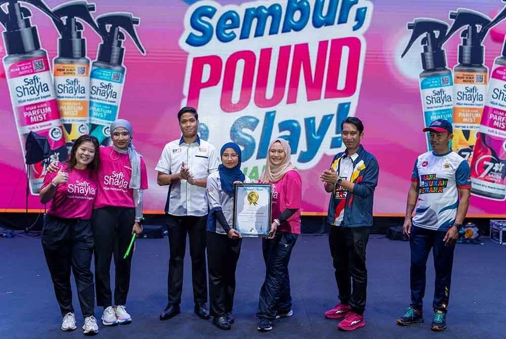 Adam Adli Abd Halim (dua dari kanan) hadir pada acara sembur, pound dan slay! di Dataran Putrajaya baru-baru ini.