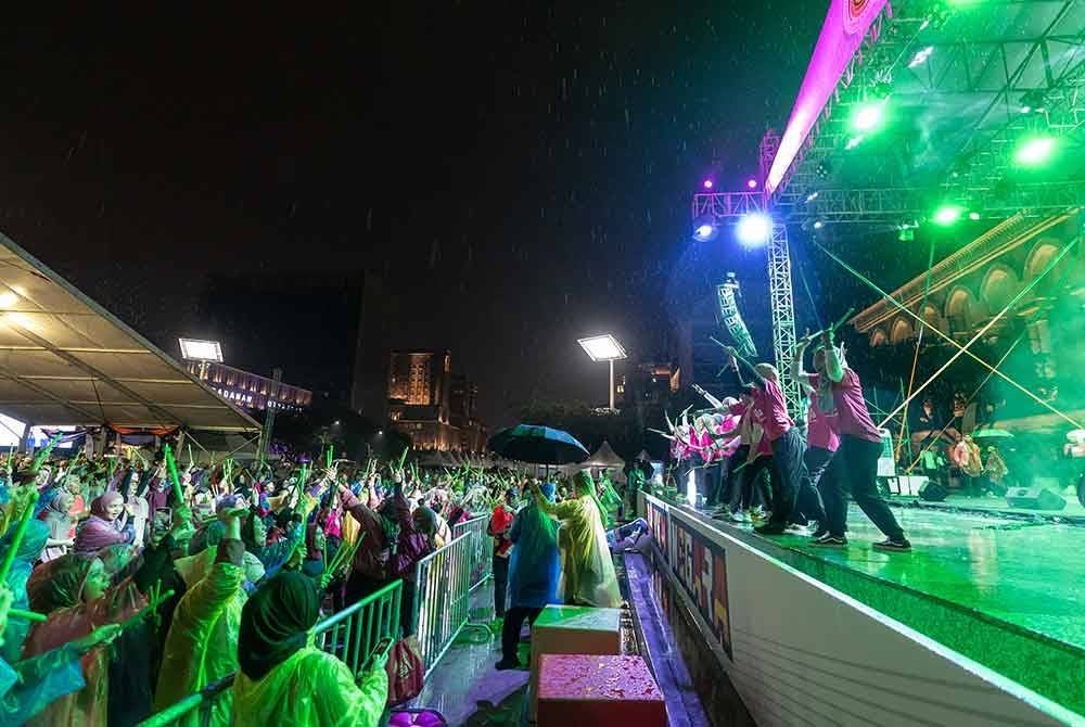 Peserta hadir pada acara sembur, pound dan slay! di Dataran Putrajaya.