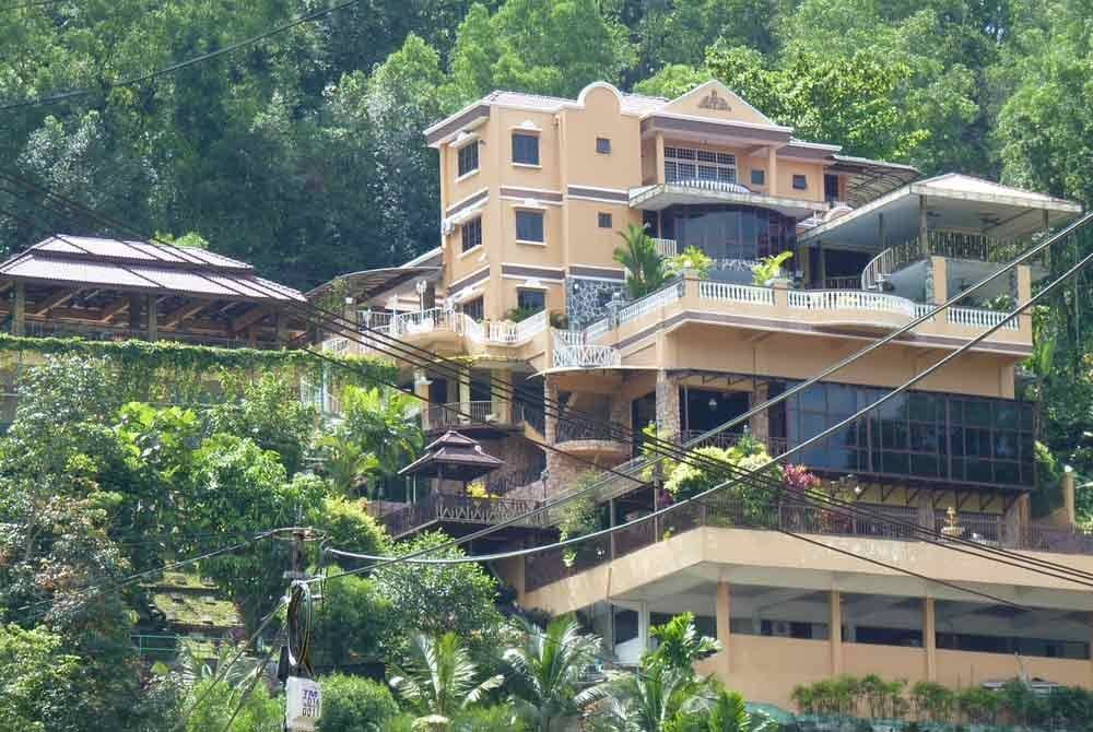 Yusof Haslam tidak merancang untuk meninggalkan mahligai enam tingkatnya di Taman Melewati itu biarpun berlaku kejadian tanah runtuh itu kira-kira 400 meter dari kediamannya.