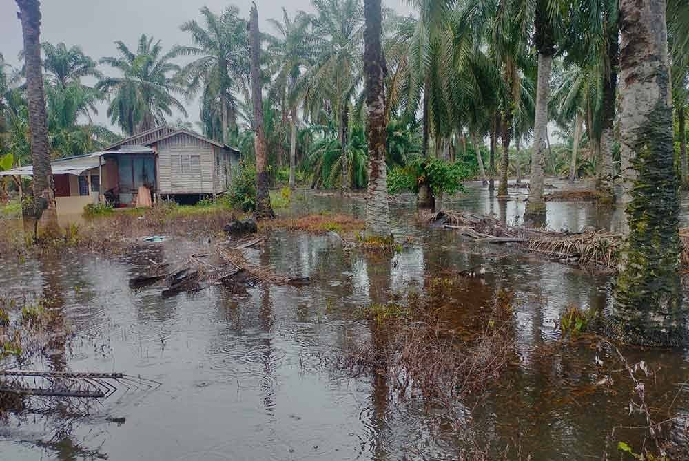 Keadaan banjir termenung di Kampung Olak Batu, Ayer Hitam Batu Pahat pada Selasa.
