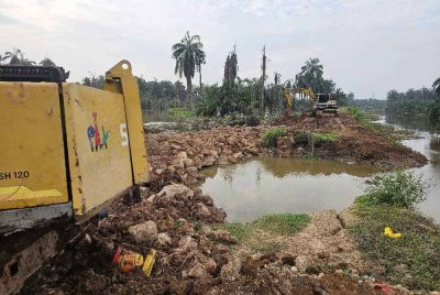 Kerja-kerja baik pulih pembinaan ban di RTB Batu 7, Ijok pada 9 Oktober lalu.