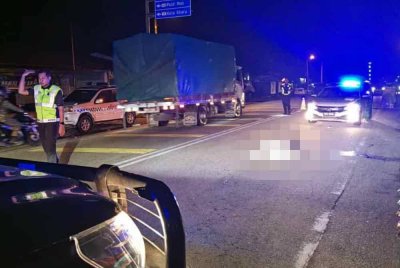 Keadaan mangsa yang terbaring di atas jalan raya.