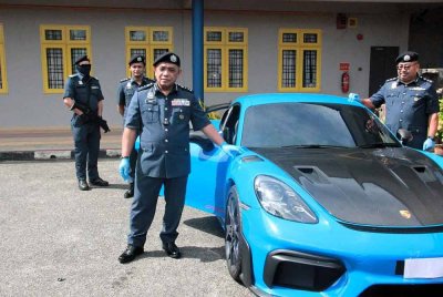 Kereta mewah jenis Porsche 982 Cayman GT4 RS yang disita JKDM Perlis.