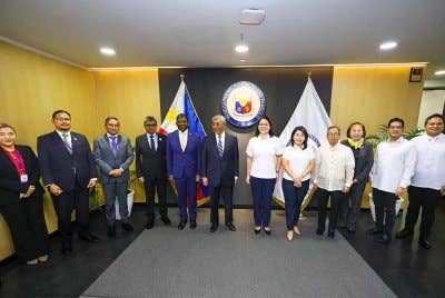 Ahmad Zahid (enam dari kiri) menghadiri Persidangan Menteri-menteri Asia Pasifik bagi Pengurangan Risiko Bencana (APMCDRR) yang berlangsung di Manila, Filipina.