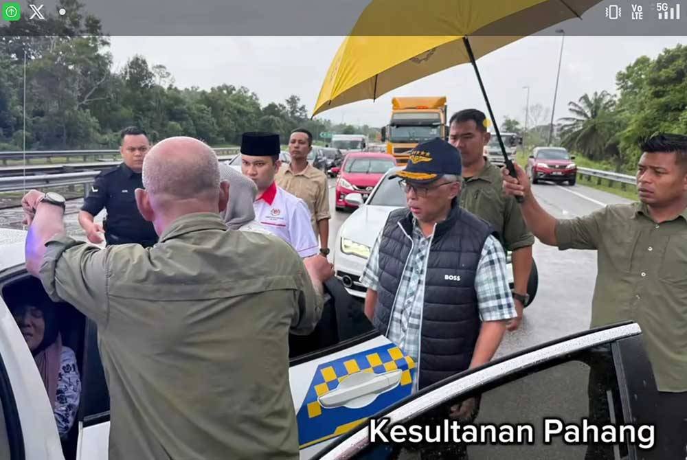 Tangkap layar video Al-Sultan Abdullah berkenan turun dari kenderaan bagi membantu mangsa kemalangan di LPT 1 pada Selasa.