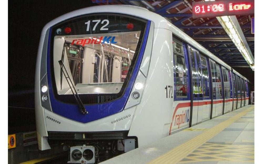 Pengguna perkhidmatan kenderaan awam seperti bas dan rel mendapat manfaat menerusi pas tanpa had My50.