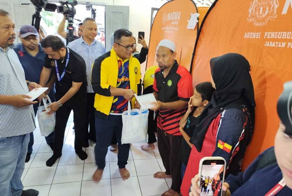 Amirudin melawat penduduk yang diarahkan mengosongkan kediaman susulan runtuhan tanah di Taman Melawati dalam kejadian Selasa.