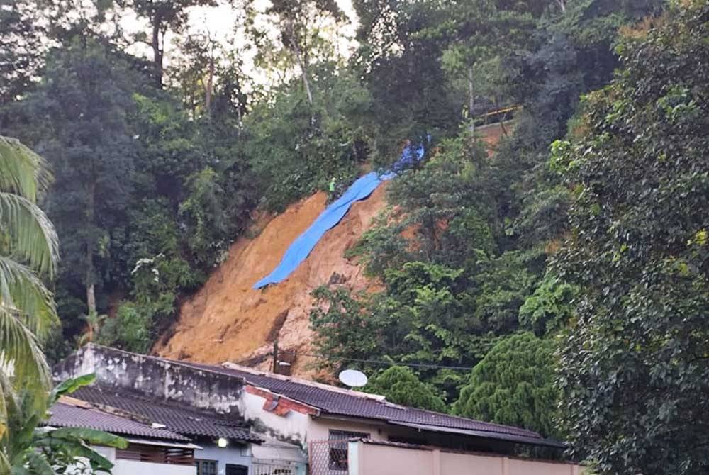 Keadaan runtuhan tanah di Taman Melawati.