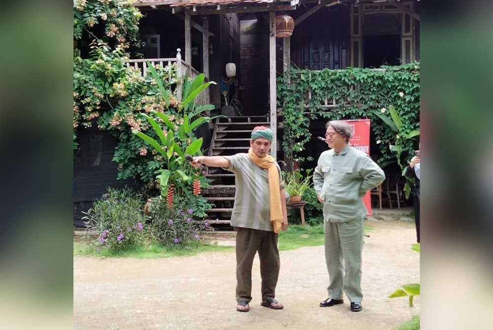 Pelakon Tok Janggut 13 Liang, Hilal (kanan) dan Hasnol.