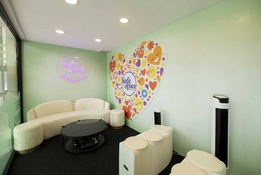 Ruang selamat pelbagai fungsi dan studio podcast disediakan untuk pengunjung di pintu masuk Park Mall di Suria KLCC sempena kempen #BeKindOnline.