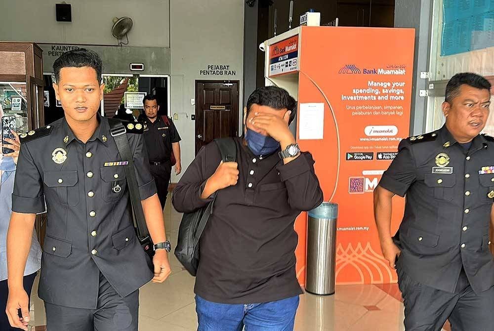 Mohd Firdaus (tengah) didenda RM18,000 oleh Mahkamah Majistret Seremban kerana gagal mematuhi award perintah TTPM.