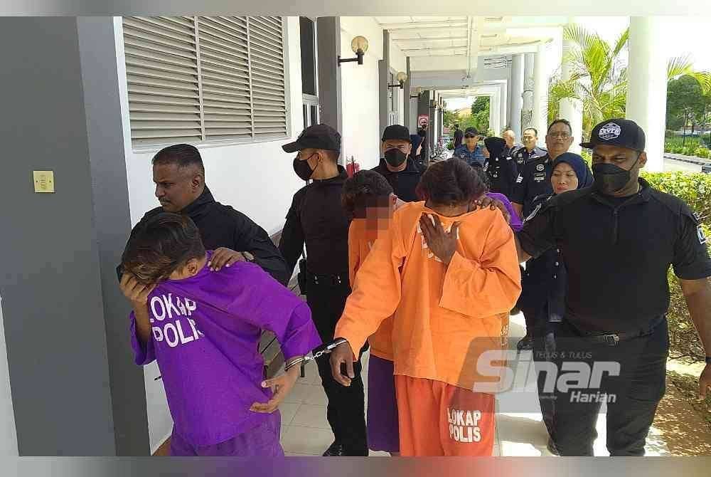 Dinesh Kumar (kiri) mengaku bersalah atas 11 pertuduhan di Mahkamah Seri Manjung pada Rabu.