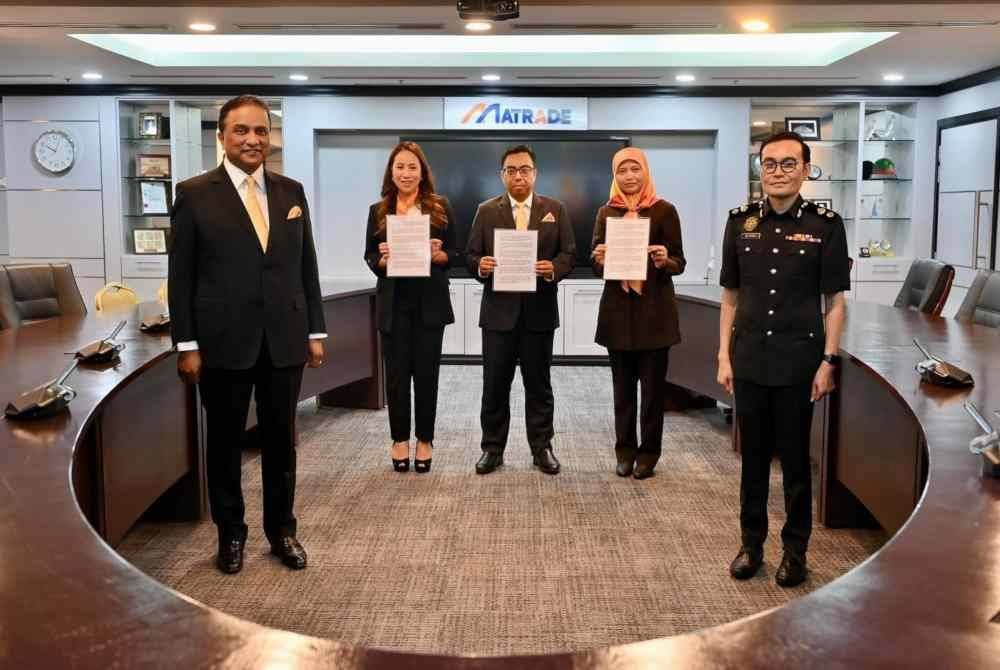 Pelantikan tersebut juga menyaksikan lafaz sumpah ikrar bebas rasuah oleh Nooryana (dua dari kiri) bersama-sama Datuk Hairul Yaacob (tengah) dan Dr Mastura Abdul Karim (dua dari kanan).