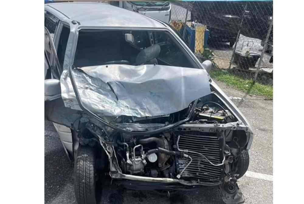Keadaan kereta dinaiki Azlan selepas terlibat kemalangan di Kuala Lipis, Pahang, Jumaat lepas.