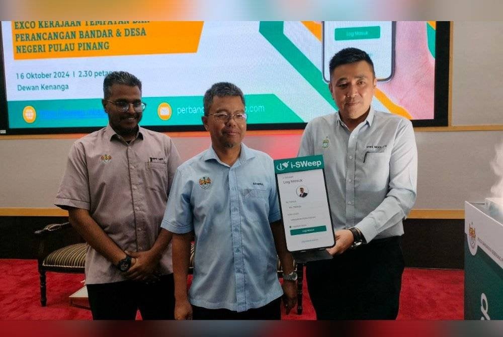 Mooi Lye (kanan) dan Baderul Amin (tengah) ketika melancarkan Sistem I Sweep MBSP pada Rabu.