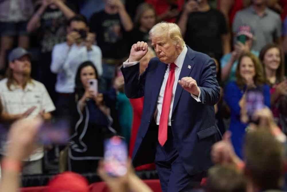 Gelagat Trump yang kembali mengundang pelbagai reaksi. Foto Agensi