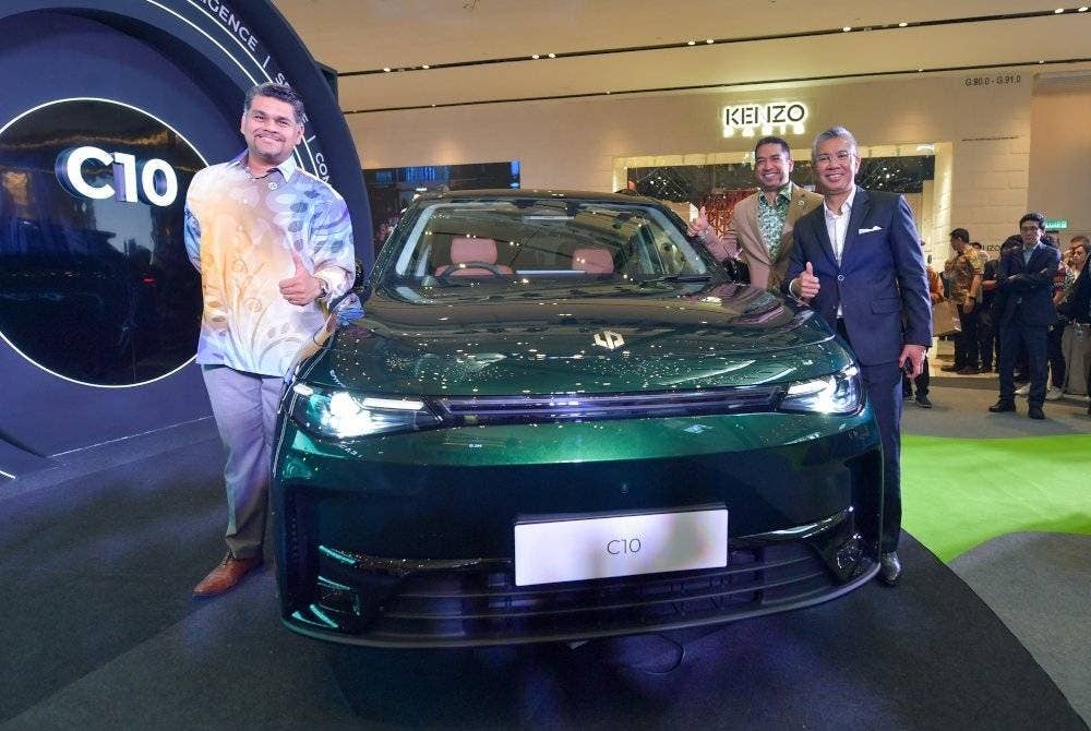Tengku Zafrul (kanan) melancarkan Model Kenderaan EV C10 LeapMotor di The Exchange TRX Kuala Lumpur hari ini. Foto Bernama