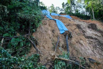 Tanah runtuh akibat hujan lebat berterusan pada Selasa, namun tiada kemalangan jiwa dilaporkan dalam kejadian itu. Foto Bernama