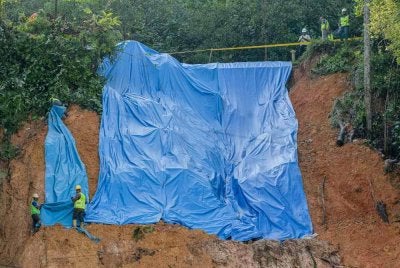 Keadaan tanah runtuh di Jalan E6, Taman Melawati ketika tinjauan pada Rabu.