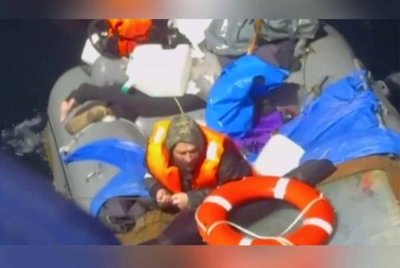 Sebuah bot nelayan akhirnya menjadi penyelamat lelaki tersebut. - Foto Agensi