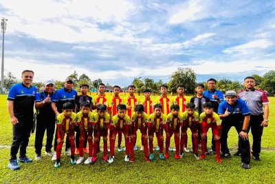 Guru Besar SK Leftenan Adnan, Nor Hairul Nizam (barisan belakang, kiri) bersama jurulatih dan pemain yang menyahut cabaran pada saingan Piala Raja Muda Selangor 2024 edisi ke-35.