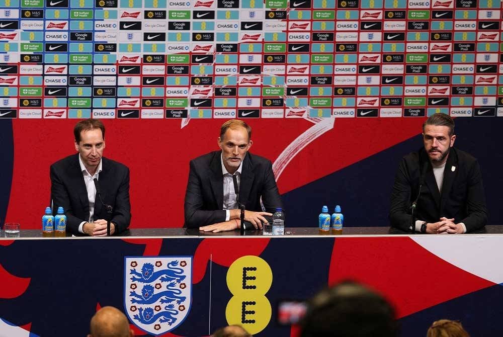 Tuchel (tengah) menjawab pertanyaan wartawan semasa sidang media pertamanya sebagai pengendali England di Wembley. Foto: AFP