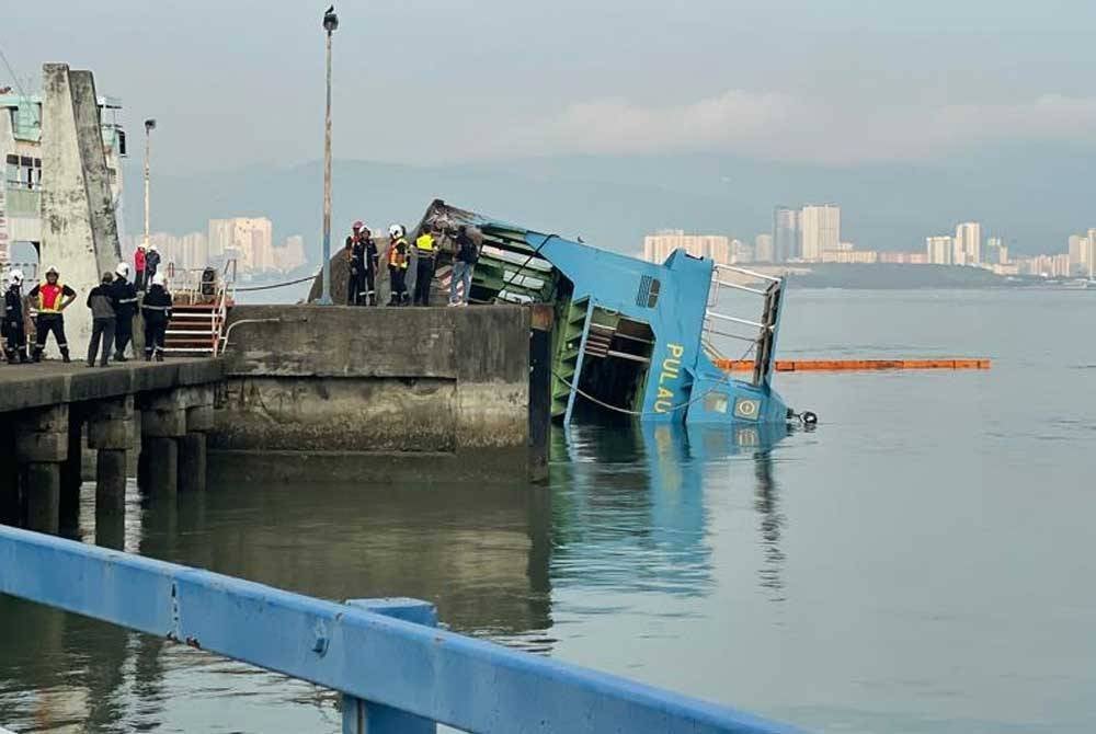 Feri Pulau Kapas yang dilaporkan tenggelam di PSAH pada pagi Khamis.