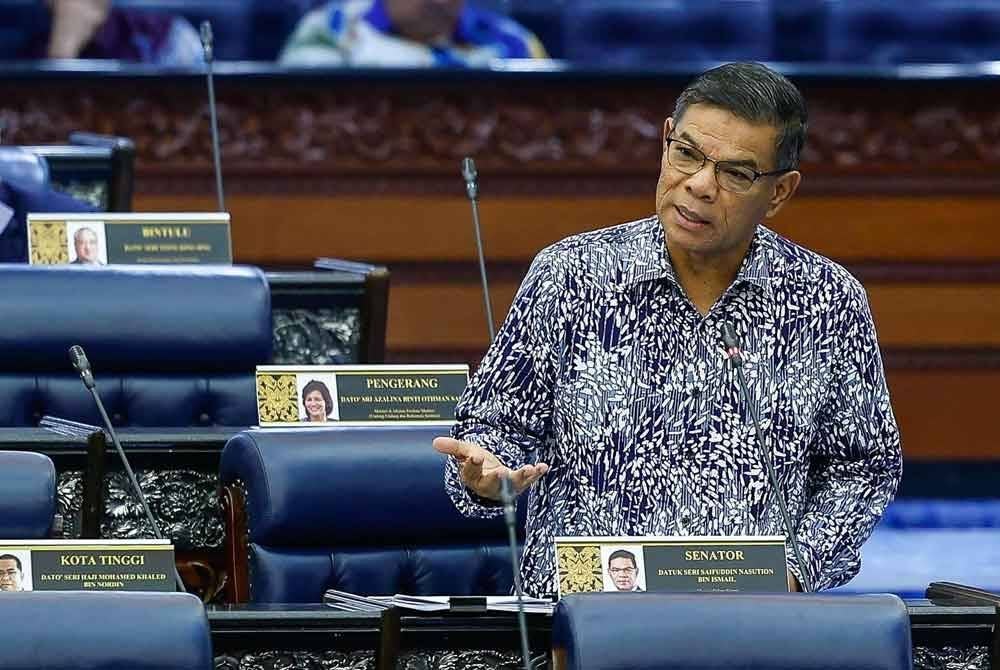 Menteri Dalam Negeri Datuk Seri Saifuddin Nasution Ismail menjawab soalan ketika waktu pertanyaan-pertanyaan Menteri pada Persidangan Dewan Rakyat sempena Mesyuarat Ketiga Penggal Ketiga Parlimen ke-15 di Bangunan Parlimen hari ini. Foto Bernama