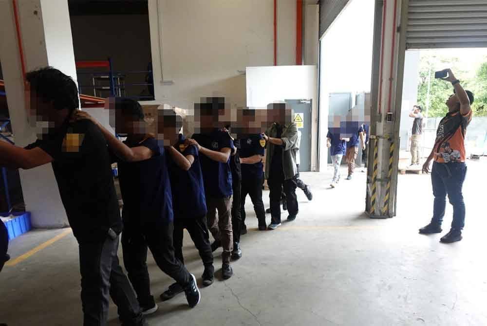 Sebahagian warga asing ditahan menerusi Op Mahir di sebuah premis di Seksyen U8, Shah Alam pada Selasa.