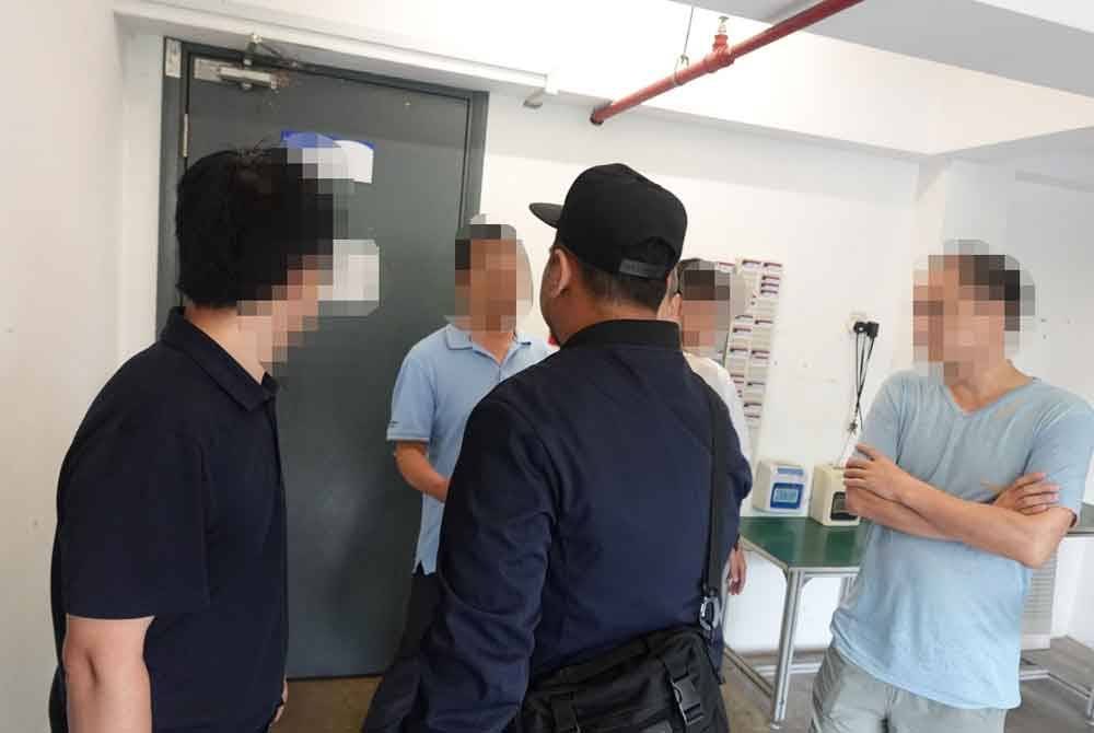 JIM Selangor menahan warga China dipercayai menyalahgunakan pas lawatan sosial untuk bekerja di sebuah premis di Seksyen U8, Shah Alam.
