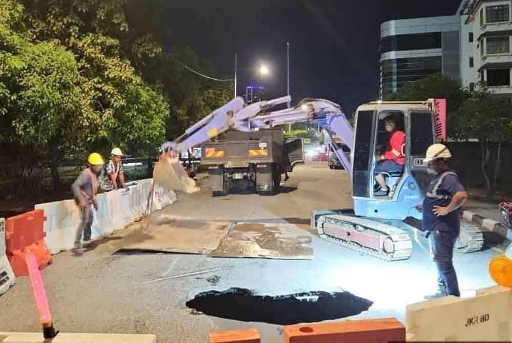 IWK menjalankan kerja membaiki paip bocor di lokasi kejadian.