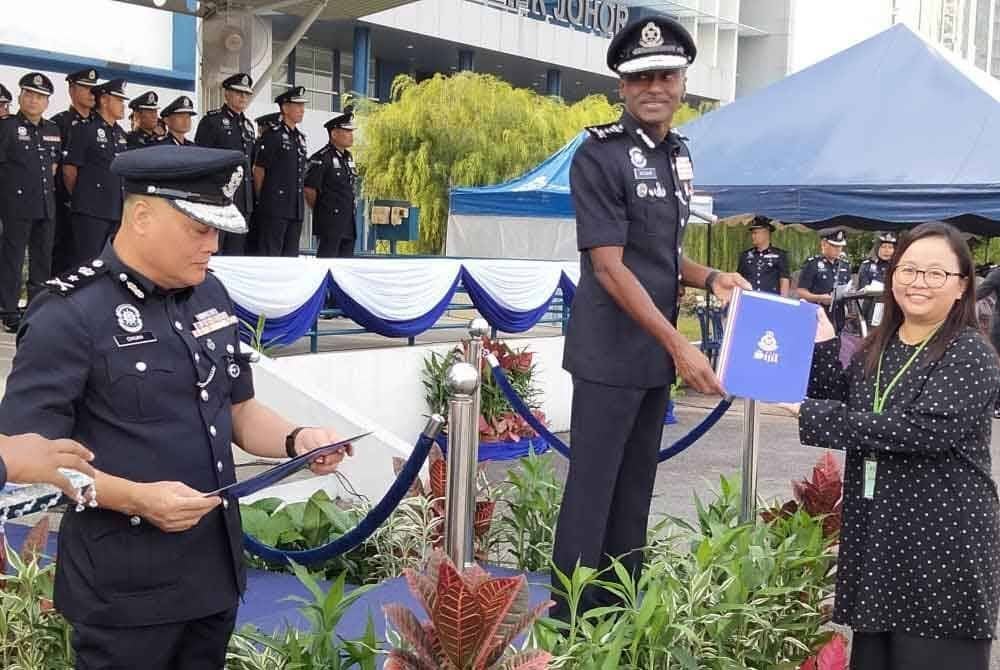 Kumar menyampaikan sijil penghargaan kepada petugas media pada Majlis Perhimpunan Bulanan PDRM di Dataran Kawad IPK Johor pada Khamis.