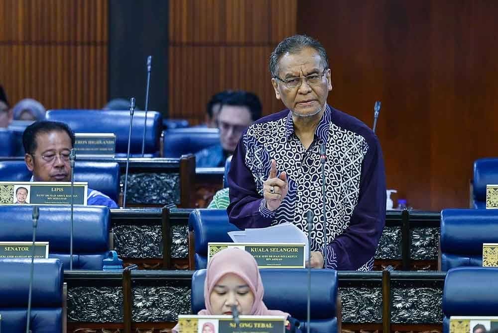 Menteri Kesihatan Datuk Seri Dr Dzulkefly Ahmad menjawab soalan ketika waktu pertanyaan- pertanyaan Menteri pada Persidangan Dewan Rakyat sempena Mesyuarat Ketiga Penggal Ketiga Parlimen ke-15 di Bangunan Parlimen hari ini.  Foto Bernama