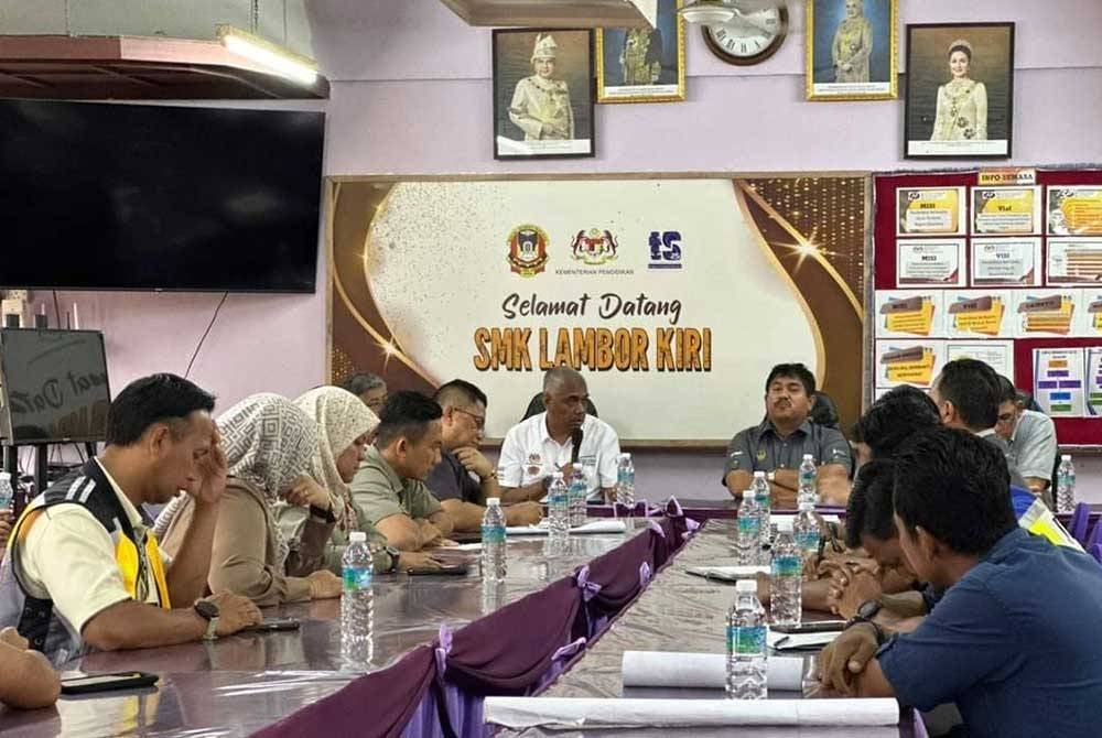 Khairudin menghadiri perjumpaan bersama Pegawai Daerah, Jabatan Pendidikan Negori (JPN), bersama wakil-wakil agensi Kerajaan Persekutuan dan negeri bagi membincangkan isu tersebut. Foto: Ihsan FB Khairudin Abu Hanipah