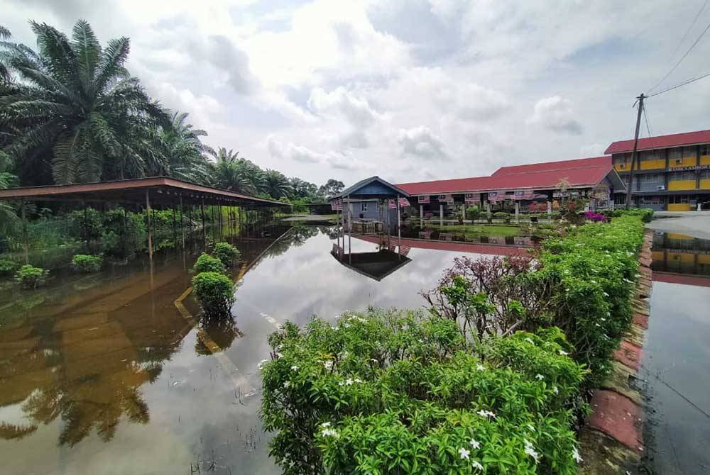 Masalah banjir di SMK Lambor Kiri telah berlarutan lebih sedekad.