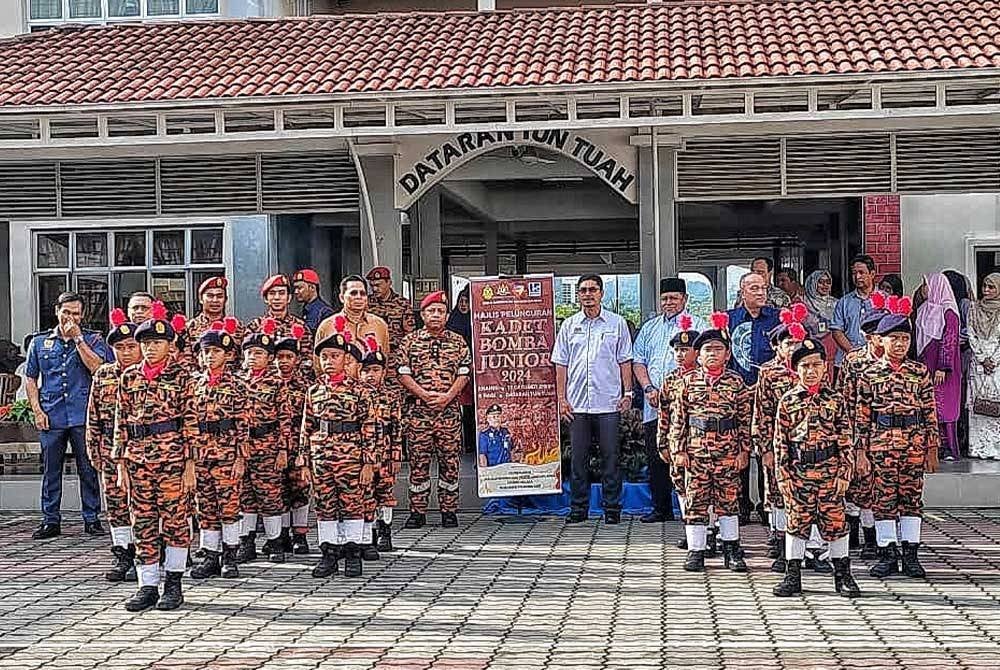 Mohd Pisar (tengah) bergambar bersama sebahagian murid yang menyertai Pasukan Bomba Junior di SK Tun SAS di Ayer Keroh pada Khamis.