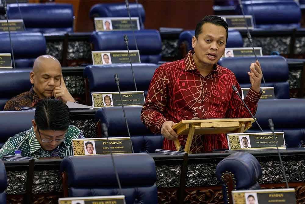 Menteri Sumber Asli dan Kelestarian Alam Nik Nazmi Nik Ahmad pada Persidangan Dewan Rakyat sempena Mesyuarat Ketiga Penggal Ketiga Parlimen ke-15 di Bangunan Parlimen hari ini. Foto Bernama
