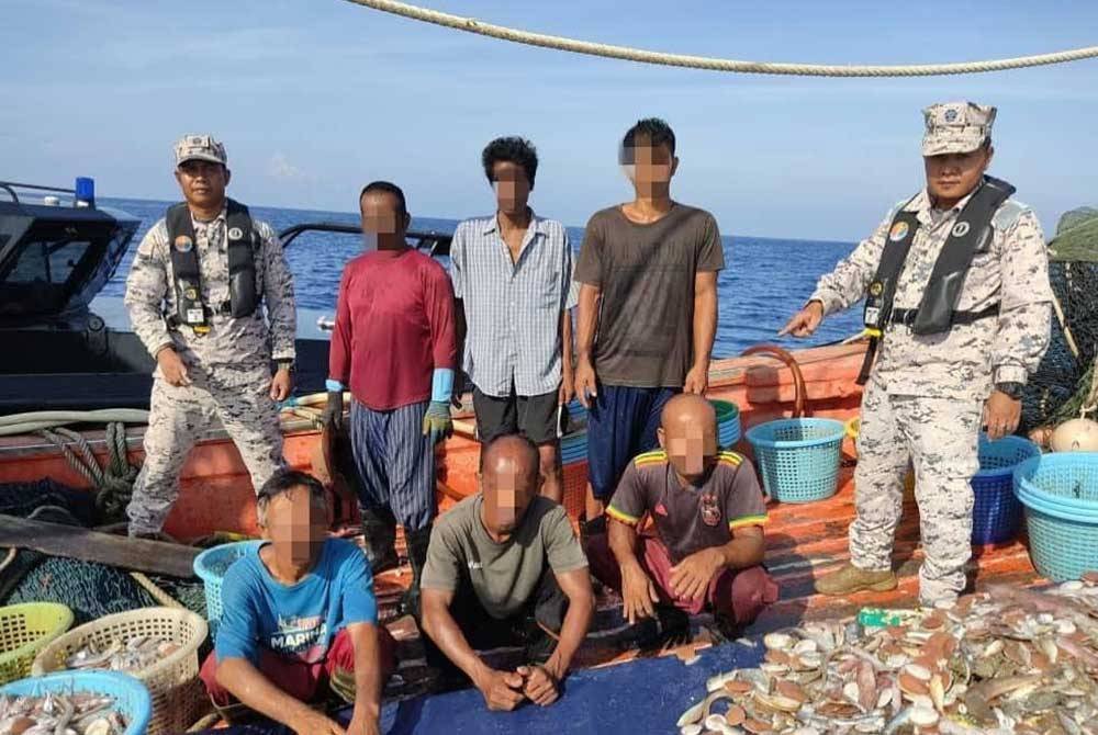 Maritim Malaysia menahan nelayan asing menerusi Op Naga bagi membanteras kegiatan curi hasil laut negara.