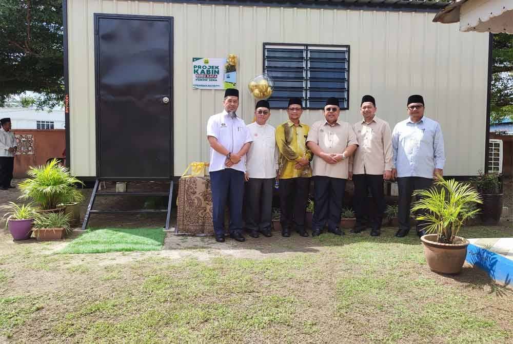 Dr Abd Ghani (tiga dari kanan) bergambar kenangan selepas Majlis Penyerahan Projek Kabin Guru Kafa Tahun 2024 Sumbangan Baitulmal Majlis Agama Islam Negeri Kedah di SK Pokok Sena di sini, pada Khamis.