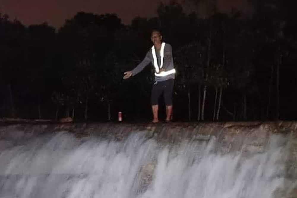 JPS diminta untuk memantau termasuk menyelenggara semula kerosakan benteng akibat air pasang besar di Kampung Tok Muda pada awal pagi Khamis,