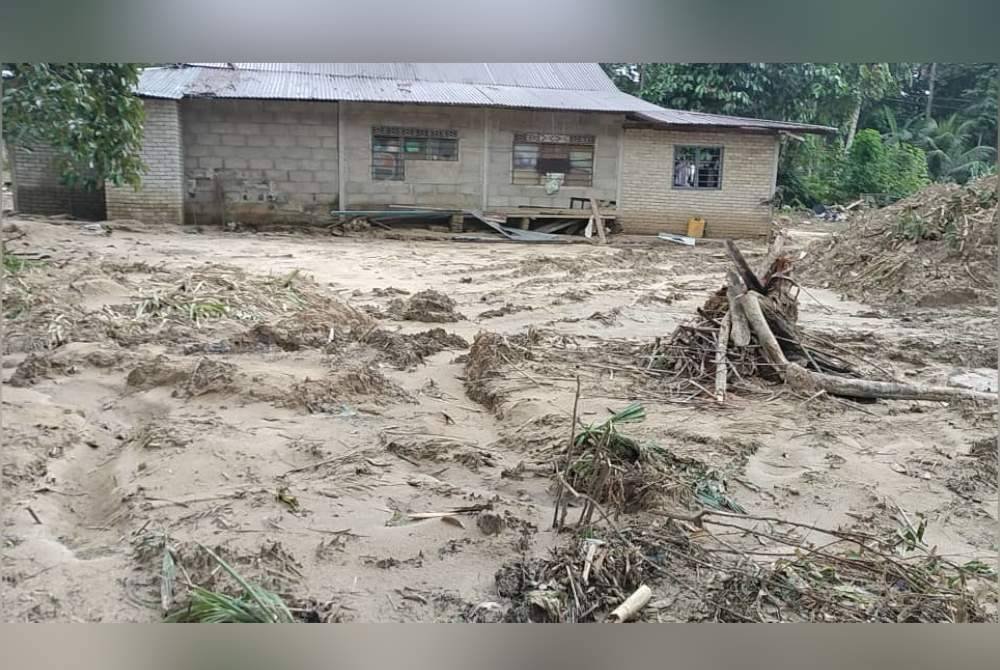 Kelihatan timbunan kayu-kayu, pasir dan sampah sarap selepas air banjir surut.