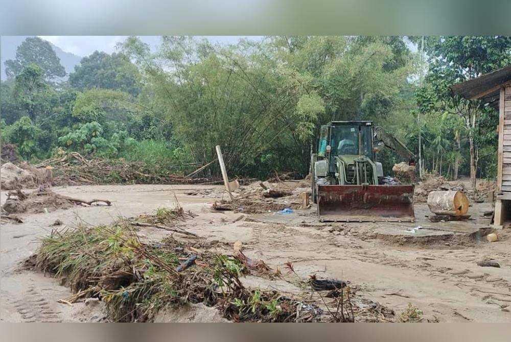 Banjir lumpur meninggalkan sisa selepas air surut di Baling.