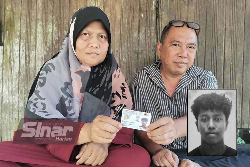 Rosnani dan Anuar menunjukkan gambar Aiman ketika ditemui dikediamannya di Kampung Pasir Tawar, Jabi di Besut. Gambar kecil: Muhammad Sahrul Aiman
