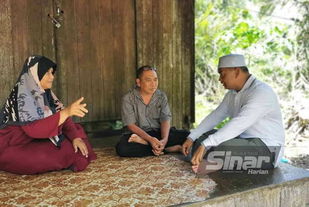 Azman (kanan) menziarahi keluarga Allahyarham Muhammad Sahrul Aiman di kediamannya di Kampung Pasir Tawar, Jabi di Besut pada Khamis.