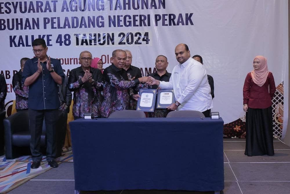 Saarani menyaksikan majlis menandatangani (MoU) yang diadakan pada Mesyuarat Agung Tahunan Pertubuhan Peladang Negeri Perak Kali Ke-48 di Meru Raya.
