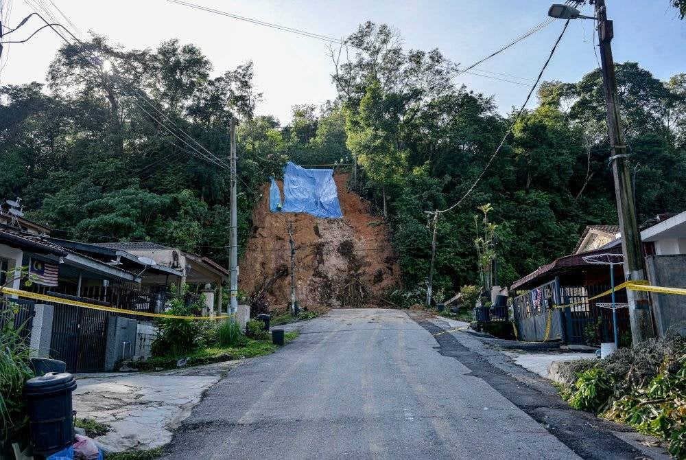 Keadaan tanah runtuh di Jalan E6, Taman Melawati. Foto Bernama