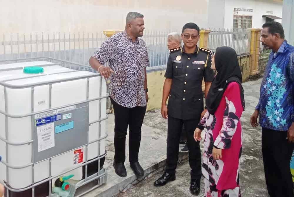 Arul Kumar (kiri) meninjau keadaan DTRC Sejati Madani Kampung Baru Mantin pada Khamis.