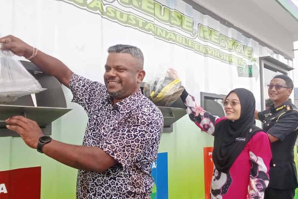 Arul Kumar (kiri) merasmikan DTRC Sejati Madani Kampung Baru Mantin pada Khamis.