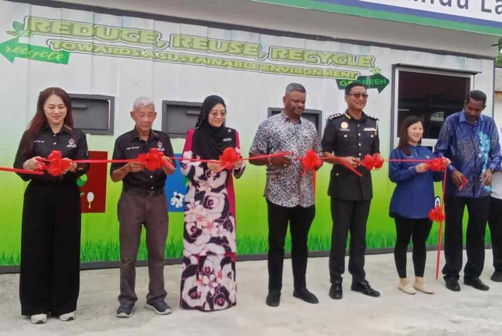 Arul Kumar (empat dari kiri) ketika merasmikan DTRC Sejati Madani Kampung Baru Mantin pada Khamis.