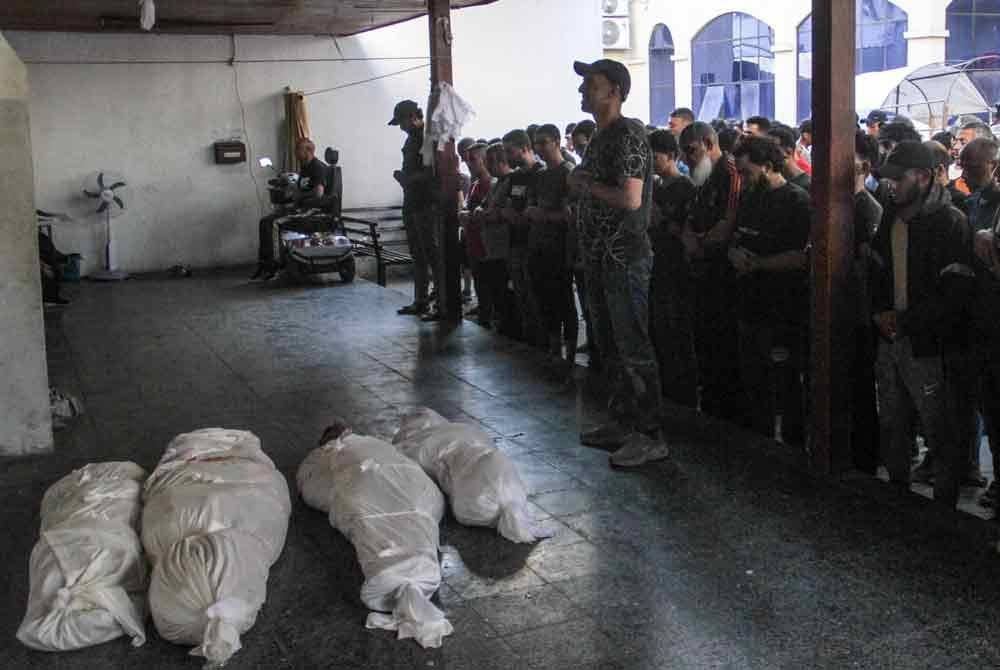 Rakyat Palestin berkabung atas mangsa yang dibunuh oleh tentera Israel di kem pelarian Jabalia, di sebuah hospital di Bandar Gaza. Foto Xinhua